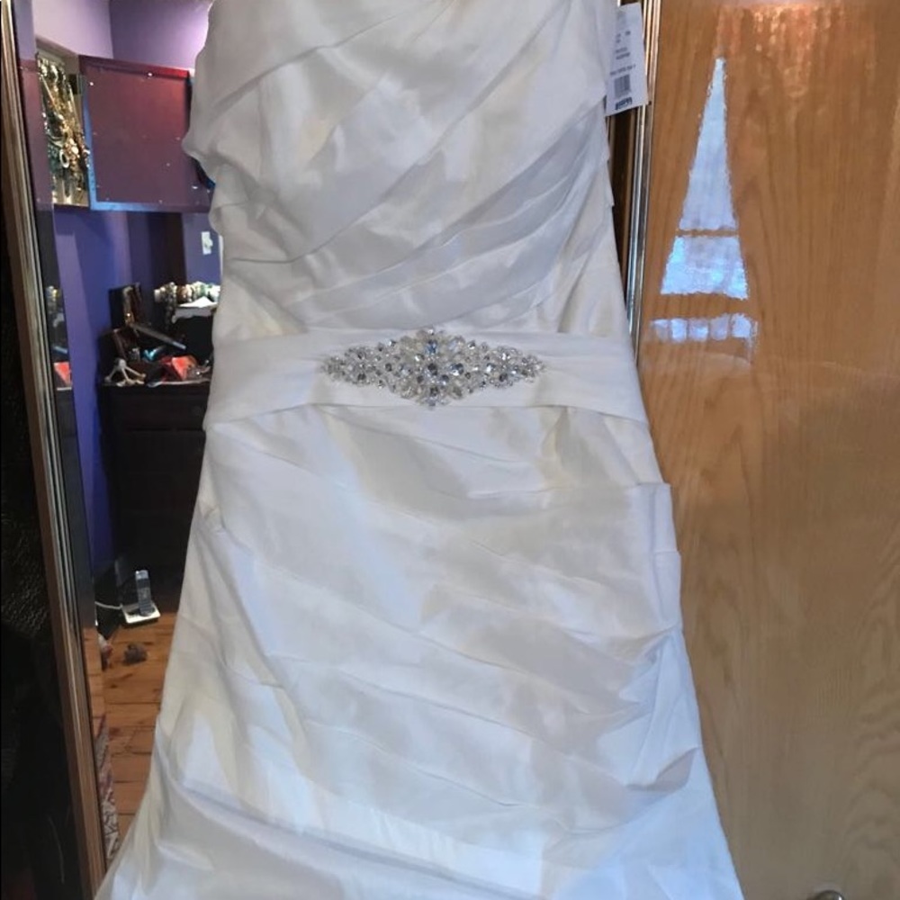 Brand New wedding dress - Picture 5 of 8